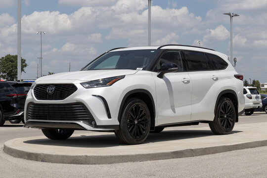 Toyota Highlander SUV display. Toyota offers the Highlander in Hybrid, L, LE, XLE, XSE, Limited and Platinum models.