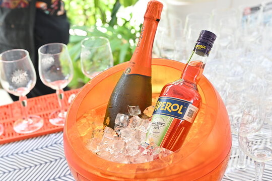 botellas de Aperol y Cinzano para Spritz Aperitivo Italiano que produce campari