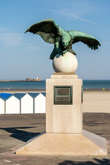 Monument en hommage au capitaine d'artillerie Ferber, "pr&eacute;curseur et victime de l'aviation" sur le front de mer de Boulogne-sur-Mer