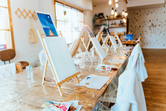 Art and Wine Workshop. Wine and Art: Creative Experience with Painting