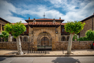 Fototapeta premium entrada edificio de estilo montañes en Santander España