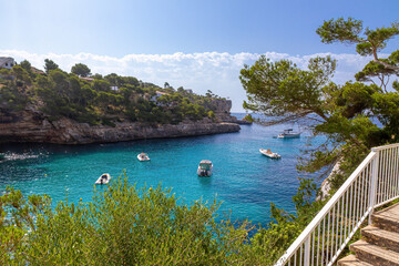 Aussicht auf die Cala Cantanyi  mit Booten, Mallorca
