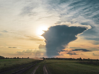 Obraz na płótnie Canvas Growing thunderstorm cloud