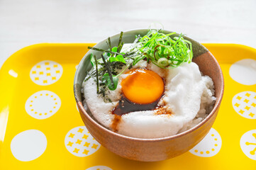 醤油をかけたふわふわたまごかけご飯