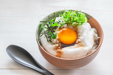 醤油をかけたふわふわたまごかけご飯