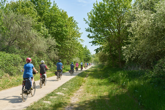 Weg mit Fahrradfahrern entlang der Steilk&uuml;ste zwischen den Orten K&uuml;hlungsborn und Heiligendamm an der deutschen Ostseek&uuml;ste