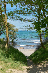 Zugang zum Strand der Ostsee zwischen den Orten Kühlungsborn und Heiligendamm in Deutschland