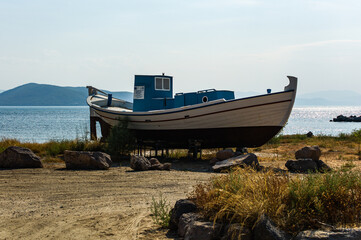 Obraz premium fisher boat on the shore of the island of Aegina saronic gulf greece