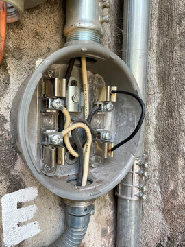 Electric meter socket with illegal modification known as diablito for energy theft. Technical alteration in power supply for electricity fraud.