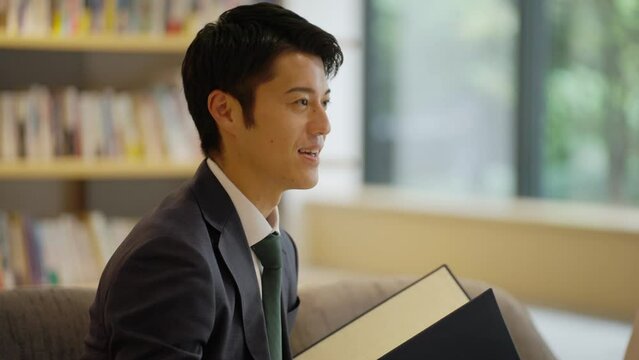 営業をするビジネスパーソン