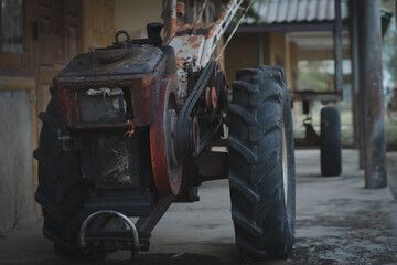 the head of the tractor that the car's eyes can't work, An old tractor that has not been used, left a body