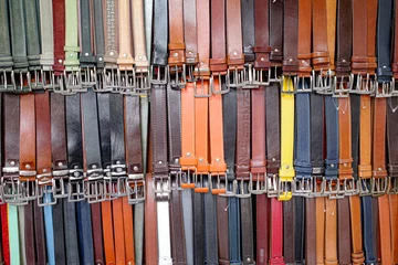 Crédence de cuisine en verre imprimé Florence Florence, Italy - 22 Nov, 2022: Belts and leathers goods for sale near Florence Central market