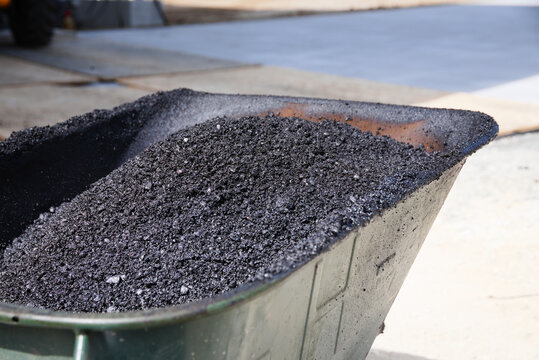 Asphalt in Schiebetruhe