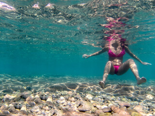 Vista subacquea di una giovane donna che fa snorkeling in mare