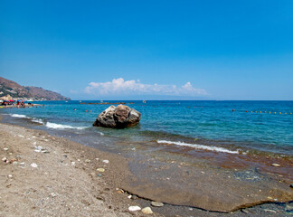 bellissima spiaggia e mare tropicale sulla costa di Taormina