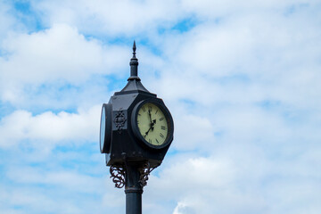 Fototapeta na wymiar street clock against the sky