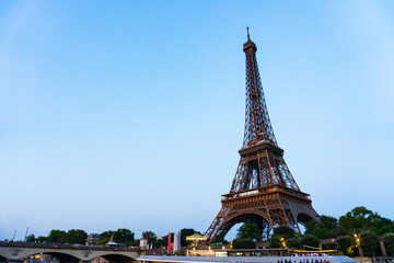 Fototapeta premium セーヌ河からみた昼間のエッフェル塔