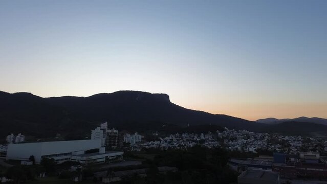 morro da pedra branca no fim da tarde