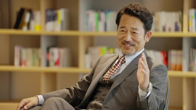 インタビューを受ける会社経営者（ビジネス・ビジネスマン）