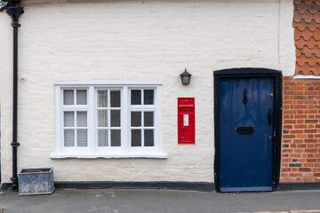 Fototapeta na wymiar English country cottage with postbox