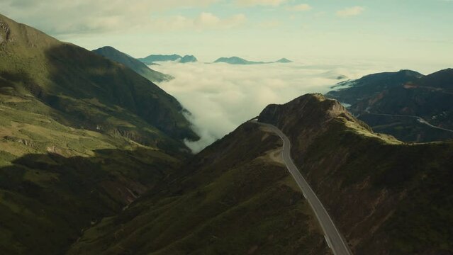 paisaje con nubes y monta&ntilde;as verdes. Peru. 4K 001
