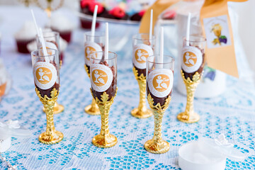 cup-shaped cups with a golden base filled with spoonfuls of brigadeiro
