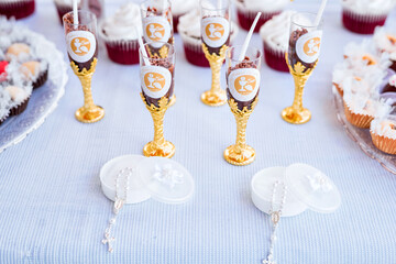 cup-shaped cups with a golden base filled with spoonfuls of brigadeiro