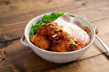 唐揚げ丼トマトソースがけ