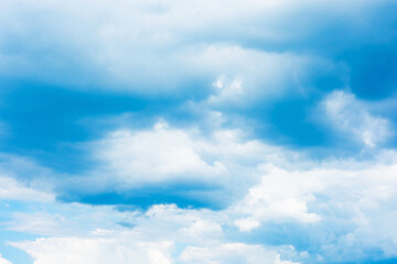 Obraz premium blue sky background with white clouds