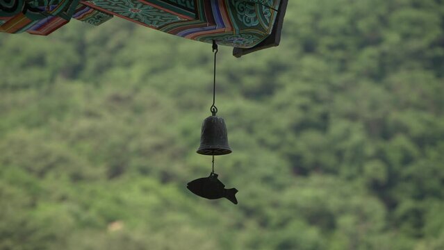 처마 끝에 다는 작은 종