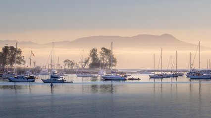 Fototapeta premium Nanaimo harbour boats in fog with mountains