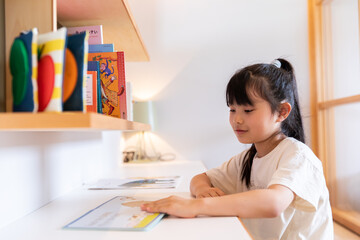 絵本を読む子ども　child reading a picture book