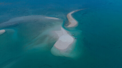 Naklejka premium Aerial view Summer with Sand bank while relaxing on vacation as white sand beach in the lagoon background