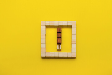 黄色い背景の四角く囲まれたビックリマークの立体的なボックス

