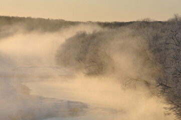 川から湧き立つけあらし（北海道・鶴居村）

