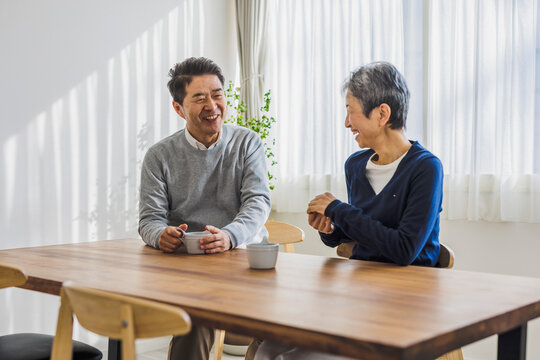 会話を楽しむ日本人シニア夫婦