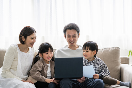 ノートパソコンを見る日本人親子