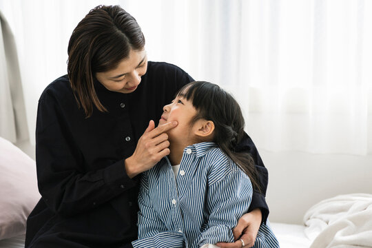 母親に甘える日本人の女の子