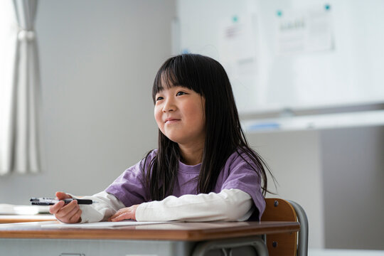 授業をうける日本人の小学生の女の子