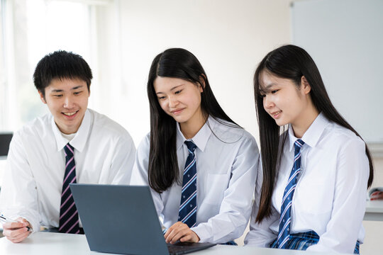 ノートパソコンを見る日本人学生