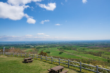 十勝の展望台から眺める牧草地と雄大な景色