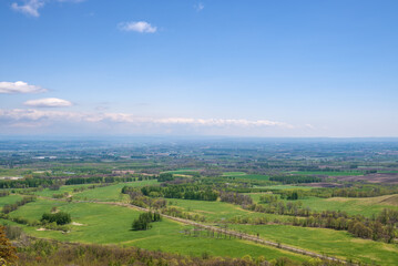 Obraz premium 十勝の展望台から眺める牧草地と雄大な景色