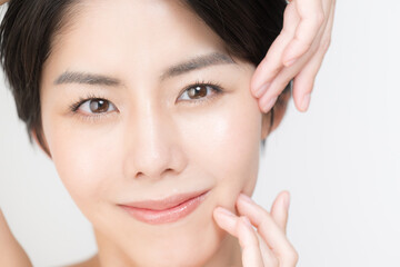 美容やスキンケア、エステに使いやすいアジア系（日本人）女性　コピースペースあり　顔のアップ