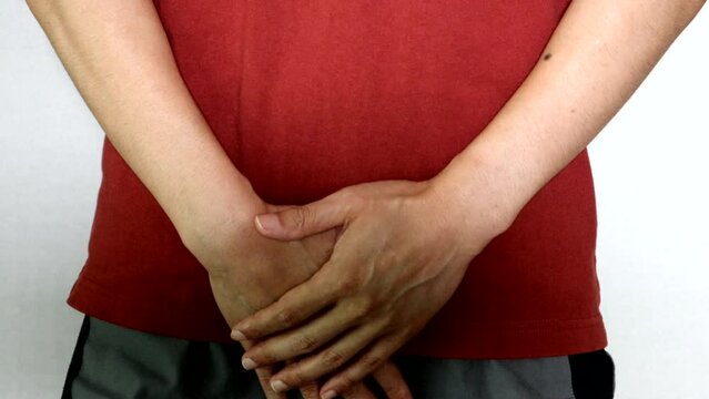 トイレに行きたいのを我慢する人物