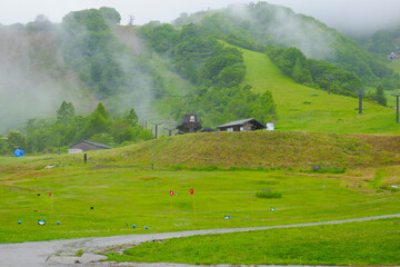 霧に包まれたスキー場