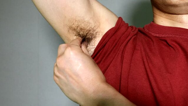 腋毛を触る日本人男性