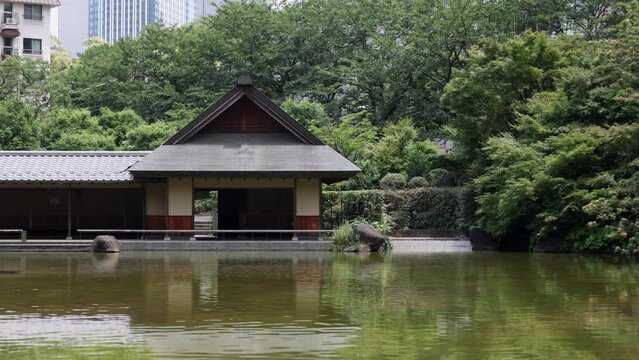 大名屋敷跡に造られた日本庭園の風景。