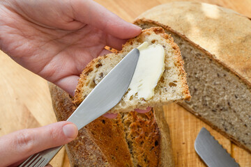 Kromka chleba smarowana masłem  - obrazy, fototapety, plakaty