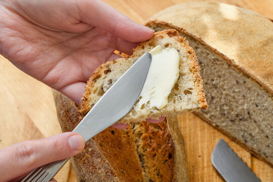 Kromka chleba smarowana masłem 