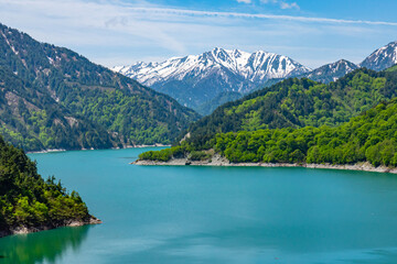 ダム湖と山並み